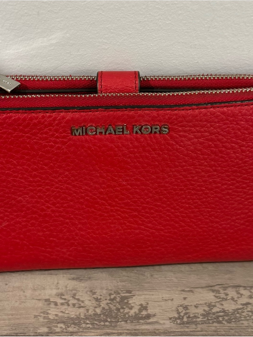 MICHAEL KORS Red Pebbled Leather Zip Wallet with Gold Logo - Picture 2 of 4